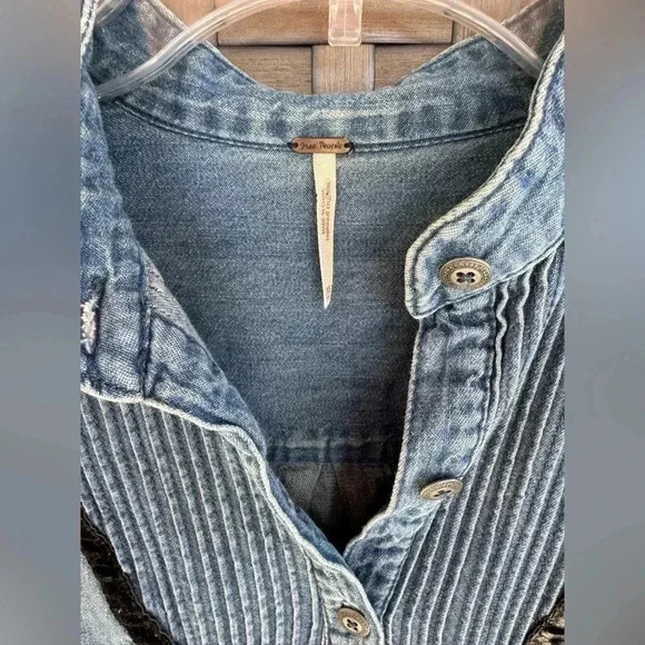 Free‎ People Women’s Light Washed Denim Long Distressed Sleeve Button Down XS - Picture 3 of 9
